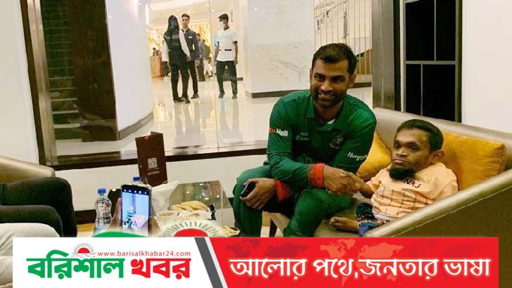 ভক্ত শাহীনকে জার্সি উপহার দিয়েছেন তামিম