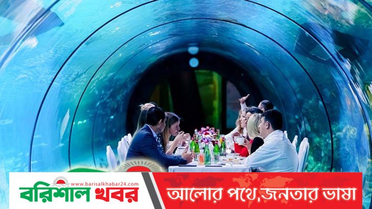 দুবাইয়ে পানির নিচে ইফতার!