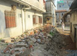 বরিশাল নগরীতে সীমানা প্রাচীর ভাংচুর করে জমি দখলের চেষ্টা : থানায় লিখিত অভিযোগ