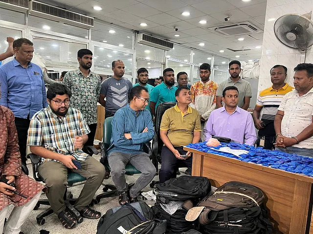 সুন্দরবন কুরিয়ার সার্ভিস সেন্টার থেকে ৫০ হাজার ইয়াবা উদ্ধার