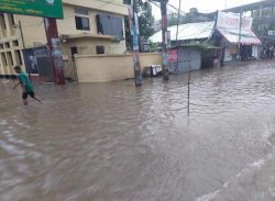 বৃষ্টিতেই ডুবছে বরিশাল নগরী