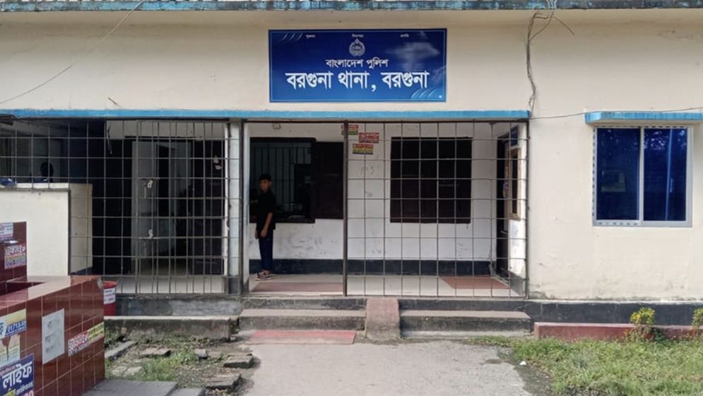 বরগুনায় বিল বেশি আসায় বিদ্যুৎকর্মীকে বেঁধে রাখেন নারী