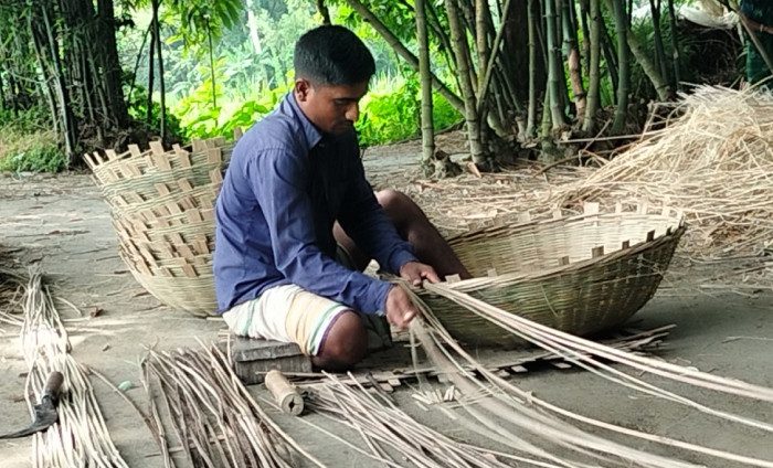 ঝাঁকা বানাচ্ছেন মানিকগঞ্জ সদর উপজেলার কৃষ্ণপুর ইউনিয়নের মনিঋষি পাড়ার এক ব্যক্তি