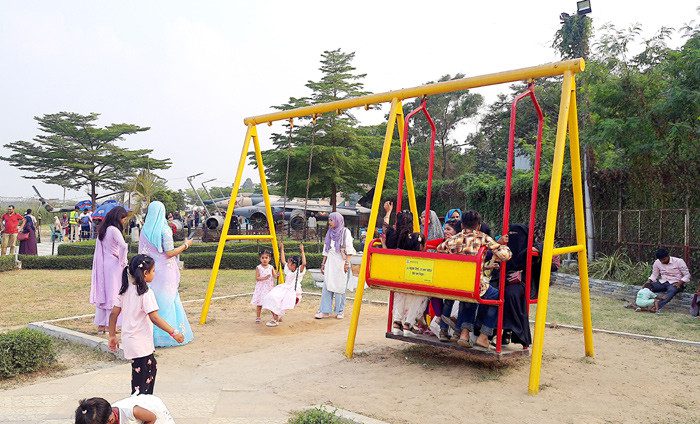 আগারগাঁওয়ের বিমান বাহিনী জাদুঘর। খানিকটা অবসর পেলেই শিশুদের নিয়ে অভিভাবকরা ভিড় করেন সেখানে।