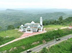 পাহাড়ের চূড়ায় নান্দনিক মসজিদ