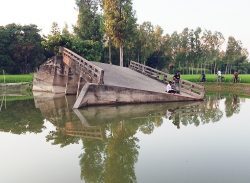 ভেঙে পড়ে আছে ৮ বছর ধরে সেতু, দুর্ভোগে হাজারো মানুষ
