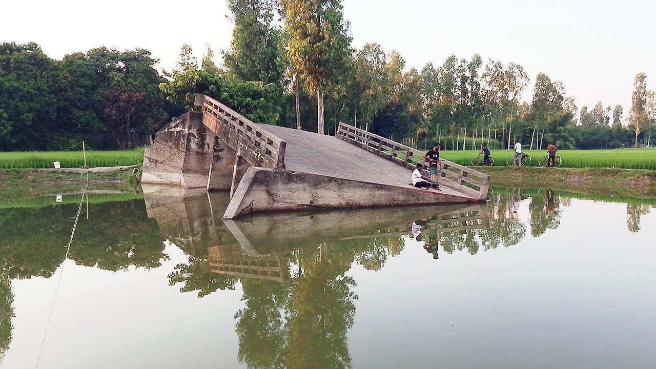 ভেঙে পড়ে আছে ৮ বছর ধরে সেতু, দুর্ভোগে হাজারো মানুষ