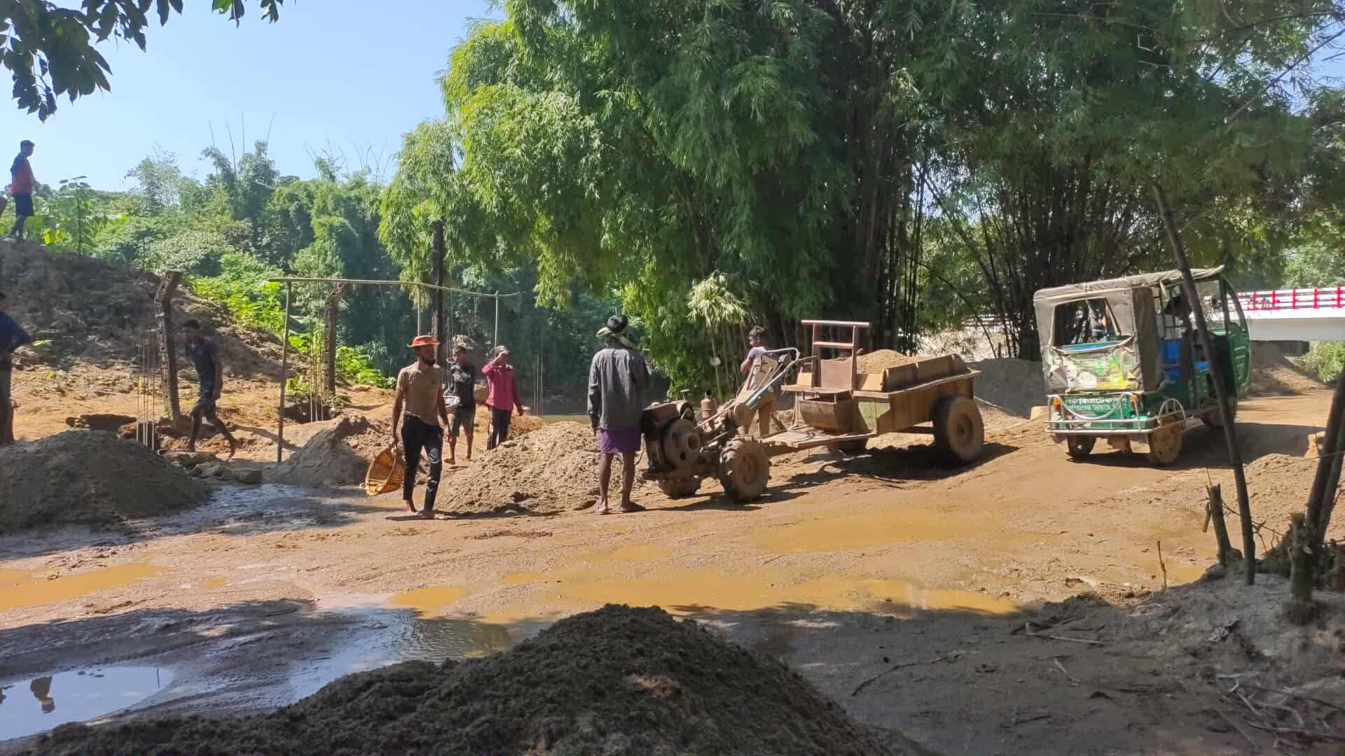 সুনামগঞ্জের ছাতকে সোনাই নদীর বালু লুটে প্রভাবশালী সিন্ডিকেট