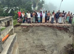 টাঙ্গাইলে সেতুর অ্যাপ্রোচ সড়ক ধসে যান চলাচল বন্ধ, দুর্ভোগে ২৫ গ্রামের মানুষ