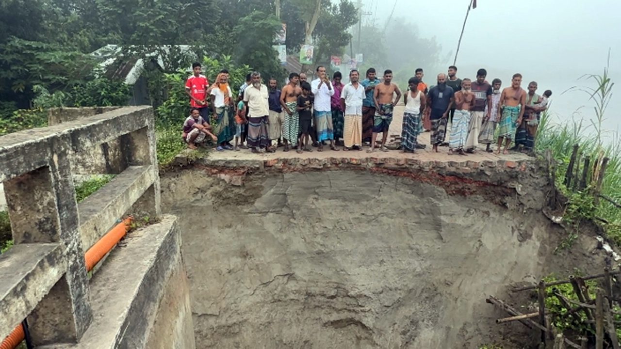 টাঙ্গাইলে সেতুর অ্যাপ্রোচ সড়ক ধসে যান চলাচল বন্ধ, দুর্ভোগে ২৫ গ্রামের মানুষ