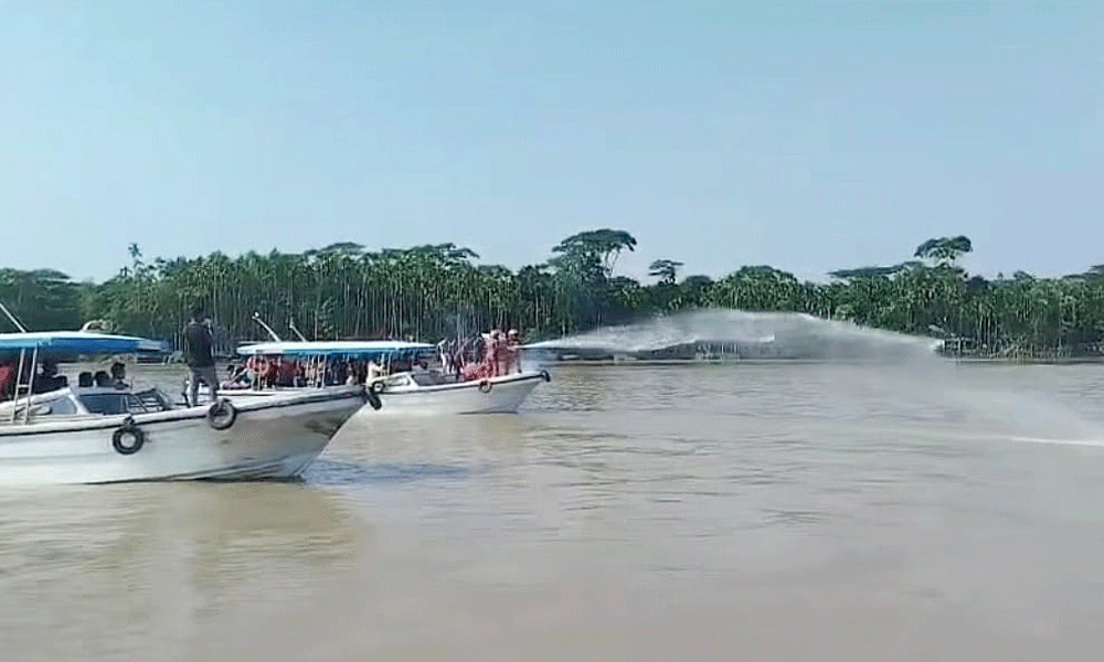 মা ইলিশ বাঁচাতে জলকামান ব‌্যবহার