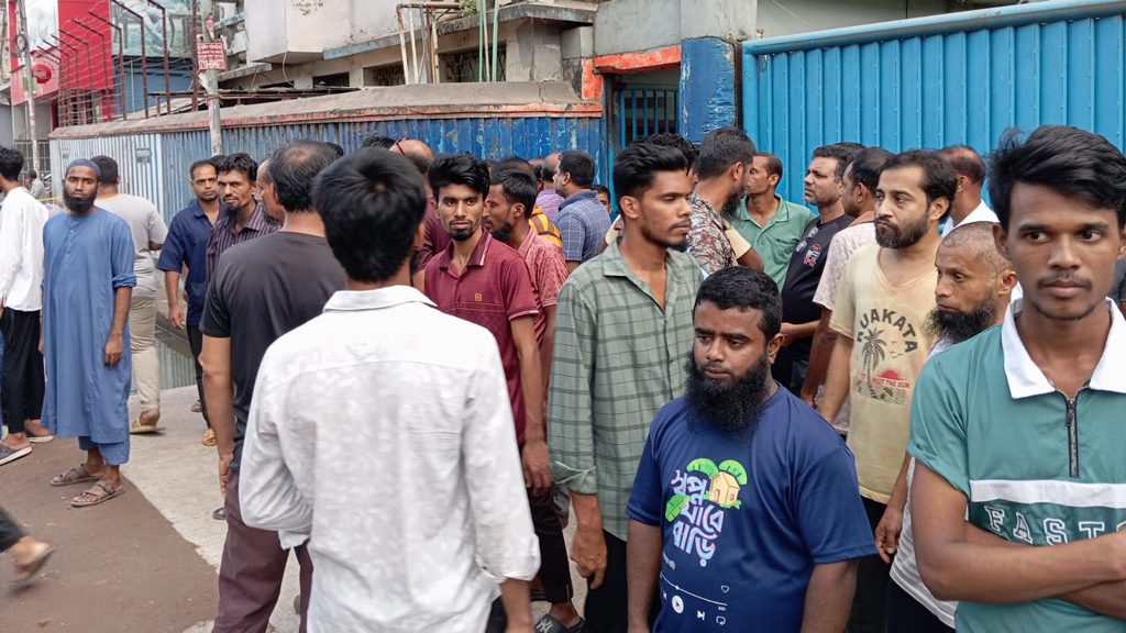 অপসো ফার্মার ৫০০ শ্রমিক ছাঁটাই, বিক্ষোভ