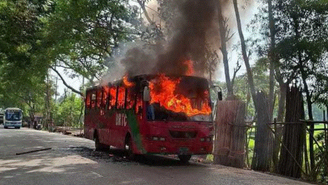চলন্ত বিআরটিসি বাসে অগ্নিকাণ্ড,সব যাত্রী নিরাপদে