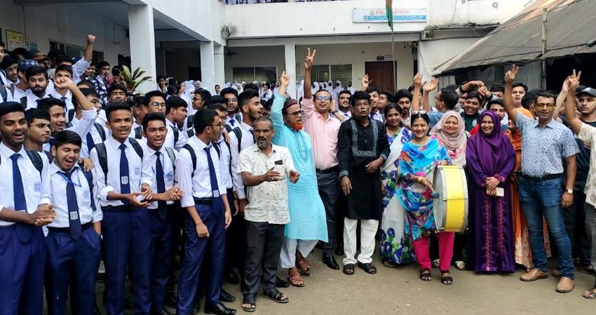 ময়মনসিংহে পাশের হার ৫১.৫৪, মেয়েরা এগিয়ে