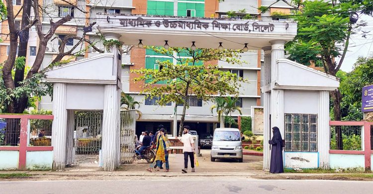 ফলাফল বিপর্যয়ের কারণ : শিক্ষকদের প্রশিক্ষণ নেই ও বোর্ডের ‘পলিসি’ মেকিং’