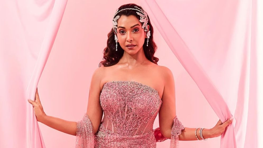 অন্তরঙ্গ দৃশ্যে অভিনয় করে জনপ্রিয় করে তুলেছেন অনুপ্রিয়া গোয়েঙ্কা