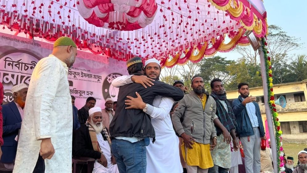 বাউফলে অর্ধশত নেতাকর্মী নিয়ে জামায়াতে যোগ দিলেন স্বেচ্ছাসেবক দল নেতা