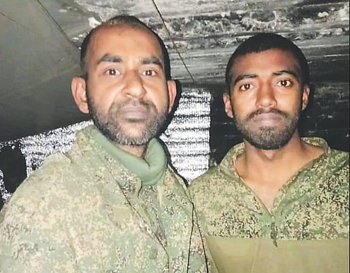 ‘অস্ত্র দিয়ে বলে, যুদ্ধ করতে 
হবে না, সামনে-পিছে যাবা’
