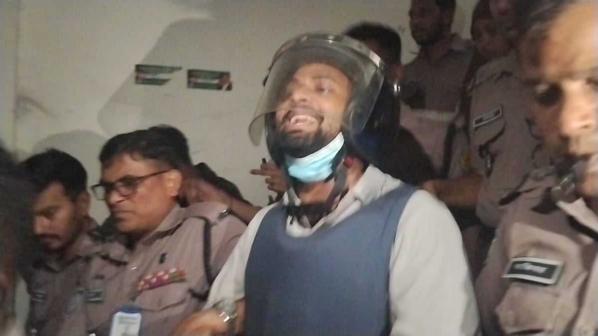 আয়াসের জামিন শুনানি চলাকালে বিচারকের সামনে দুই পক্ষের আইনজীবীদের হাতাহাতি