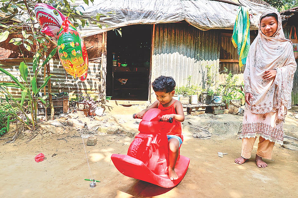 একটি আঙুল তুলে মুনতাহা বলল, ‘আমার বাবা স্কাই হয়ে গেছে’