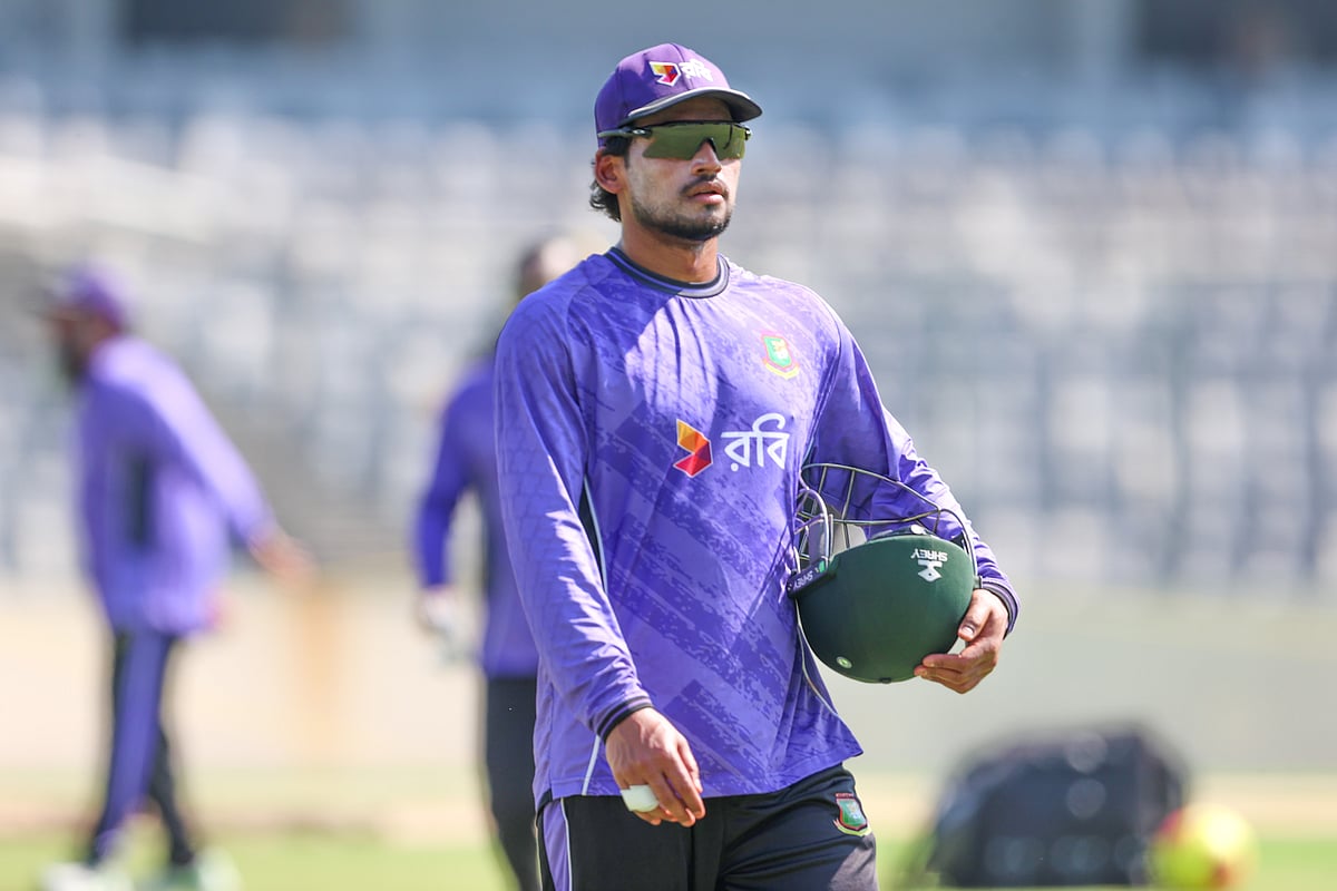 এখনই কেন দূরে তাকাচ্ছেন না নাজমুল