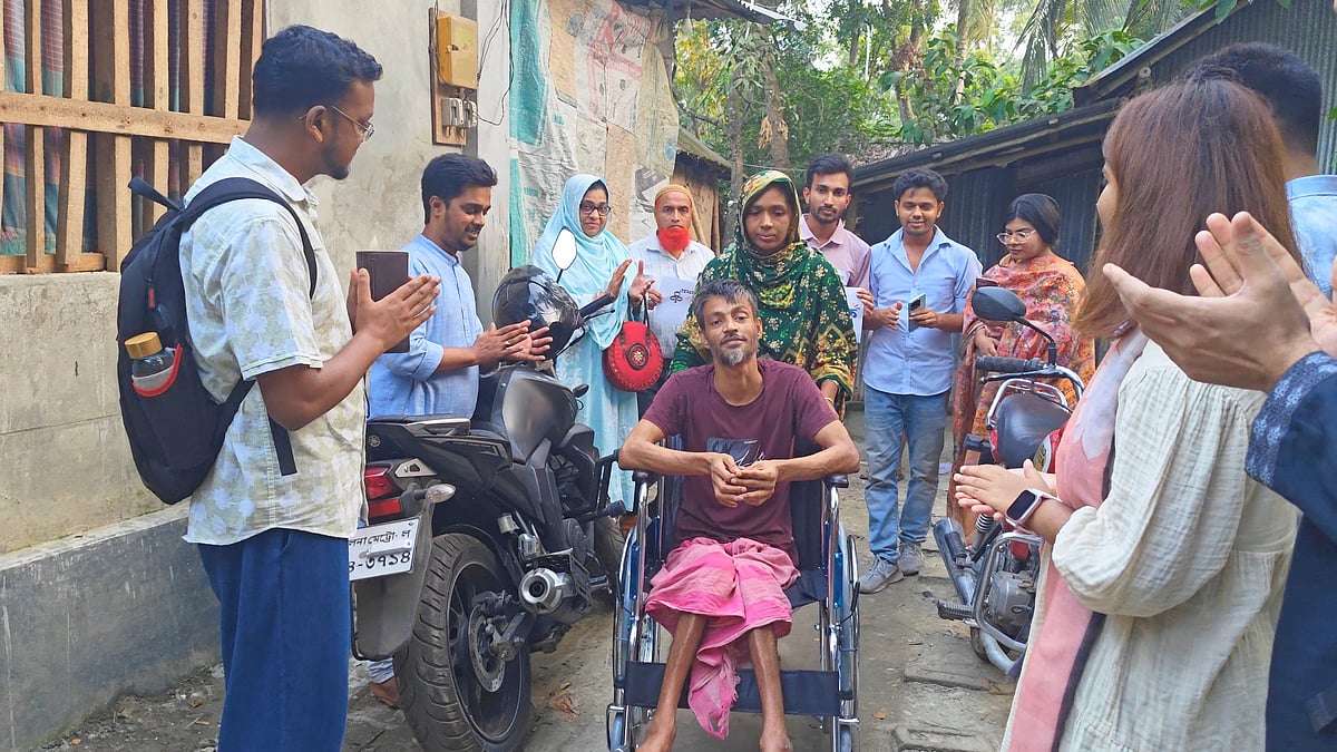 ‘এটা দে আমি পিথিবির আলো বাতাস দেখব’
