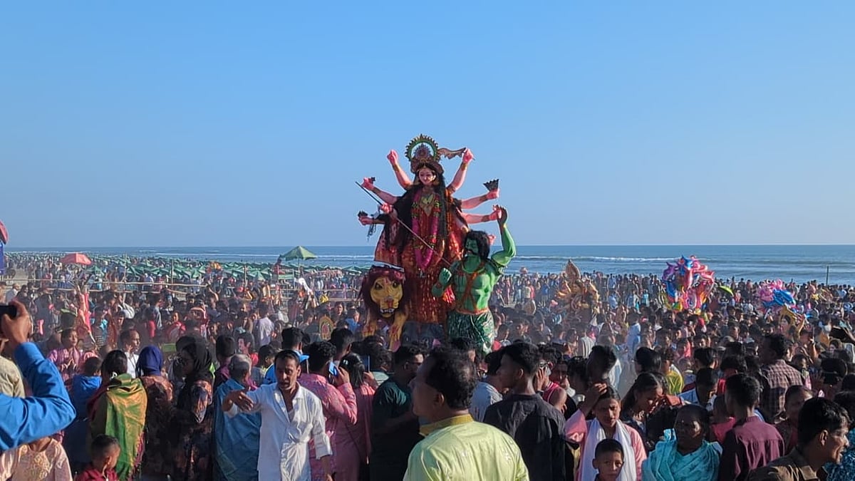 কক্সবাজার সৈকতে লাখো মানুষ, ৪৫ মিনিটে ৩৮০ প্রতিমা বিসর্জন