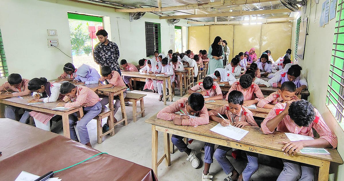 কুইজে কুইজে মুক্তিযুদ্ধকে জানল আলোর পাঠশালার শিক্ষার্থীরা