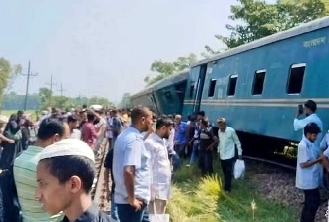 কুমিল্লায় কর্ণফুলী এক্সপ্রেসের তিন বগি লাইনচ্যুত, আতঙ্কিত যাত্রীরা