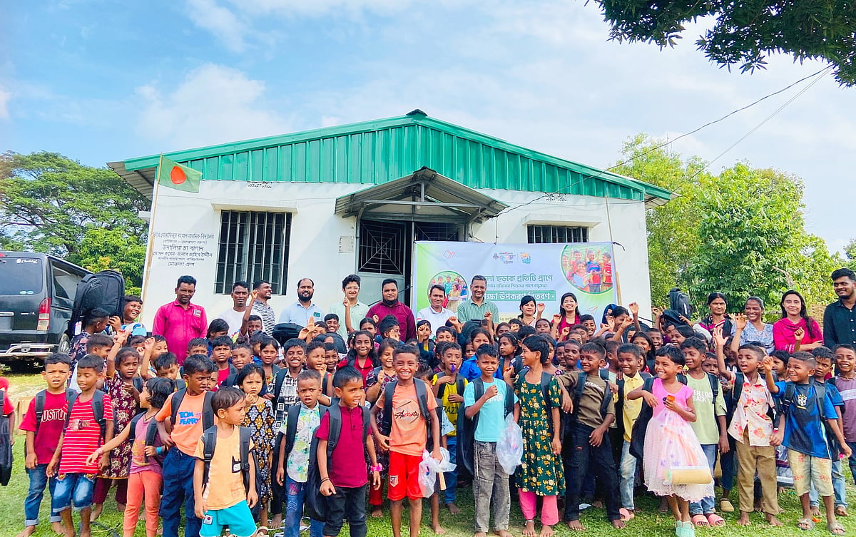 চা–বাগানের শিশুদের স্কুলব্যাগ-খাতা-পেনসিল উপহার
