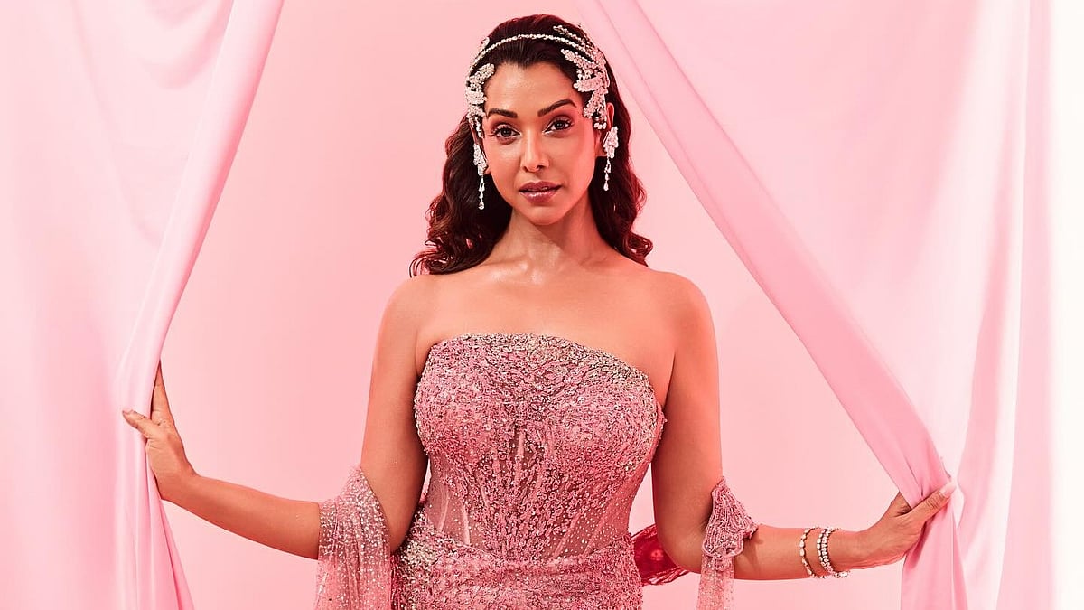 চুমুর দৃশ্যে ‘নিয়ন্ত্রণ’ হারান অভিনেতা, অস্বস্তিতে অভিনেত্রী