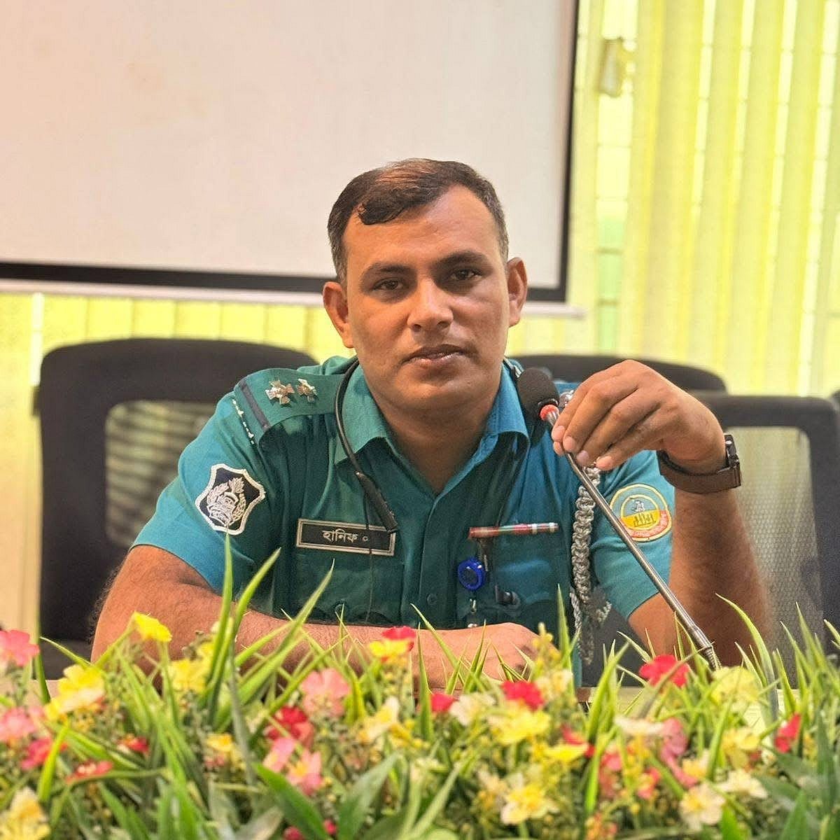 ছিনতাইকারী ধরতে গিয়ে ছুরিকাঘাতে পুলিশ কর্মকর্তা আহত, আটক ২