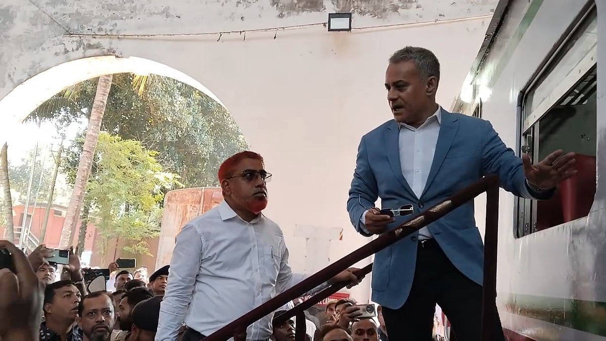 ট্রেনের কোচ সংস্কারে অবহেলা, মন্ত্রীর প্রশ্ন—‘নিজের বাড়ির জানালার কাজ হলে কি এভাবে করতেন’