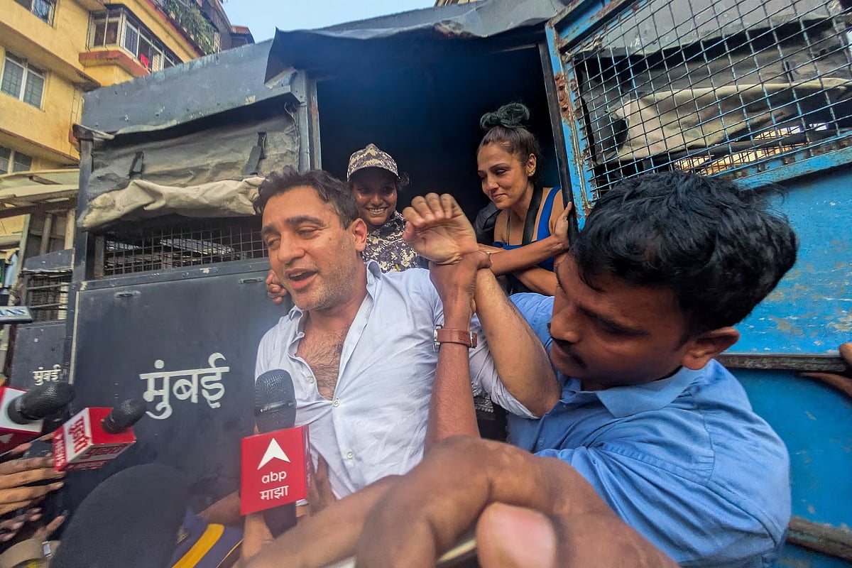দেশ ত্যাগের নির্দেশের বিরুদ্ধে হাইকোর্টে যাচ্ছেন ইমরান