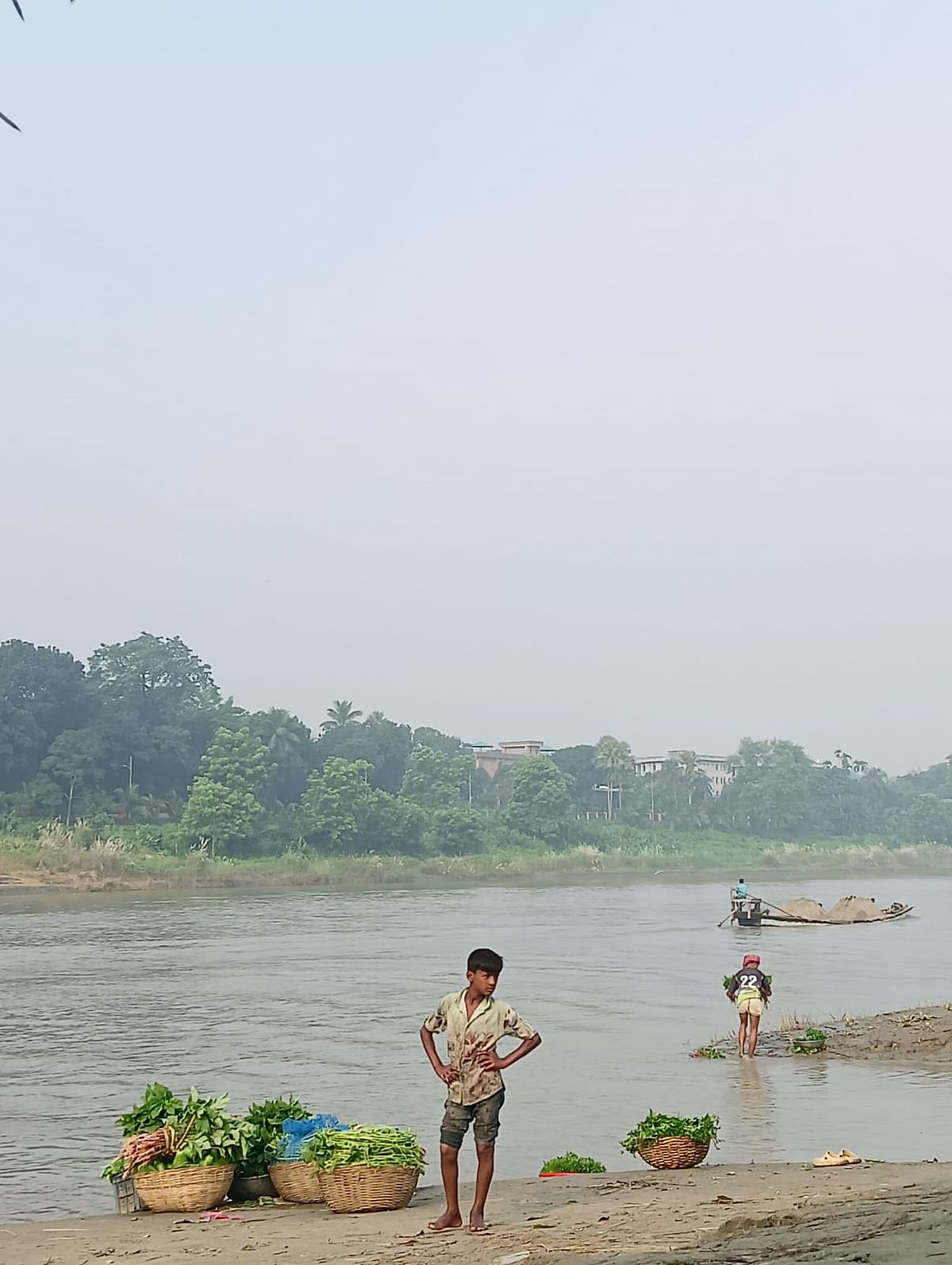 নদ পেরিয়ে বাঁচার লড়াই