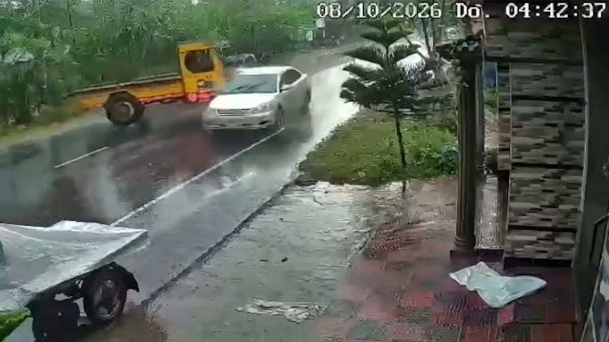 নাটোরে ভটভটির ধাক্কায় আহত প্রাইভেট কারের তিন আরোহী