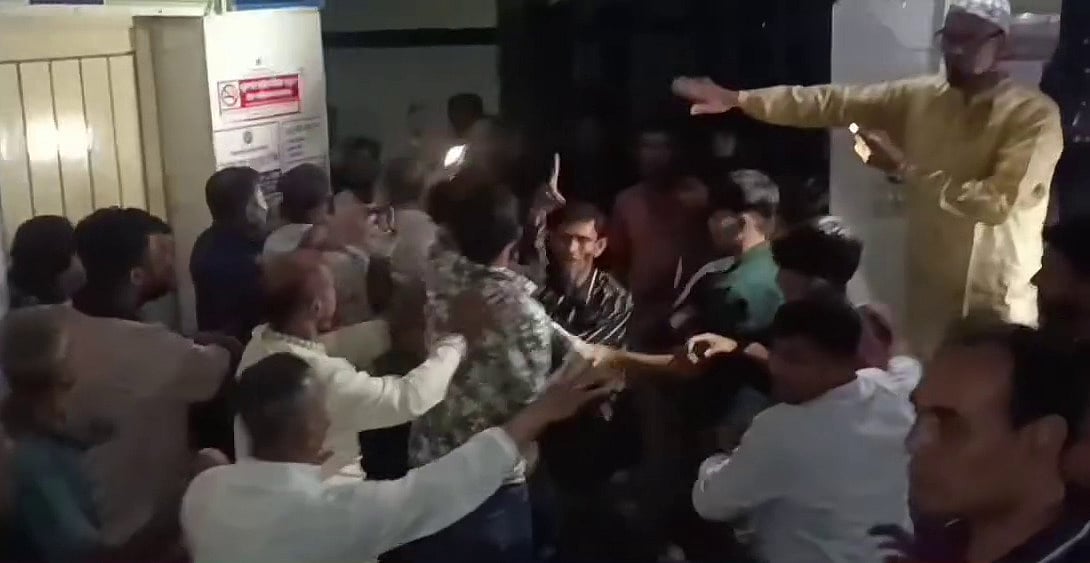 নোয়াখালীতে হামের উপসর্গ নিয়ে শিশুর মৃত্যুর পর হাসপাতাল ভাঙচুর