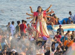 পতেঙ্গার ঢেউয়ে ভাসে প্রতিমা, বুকে বাজে বিসর্জনের ব্যথা