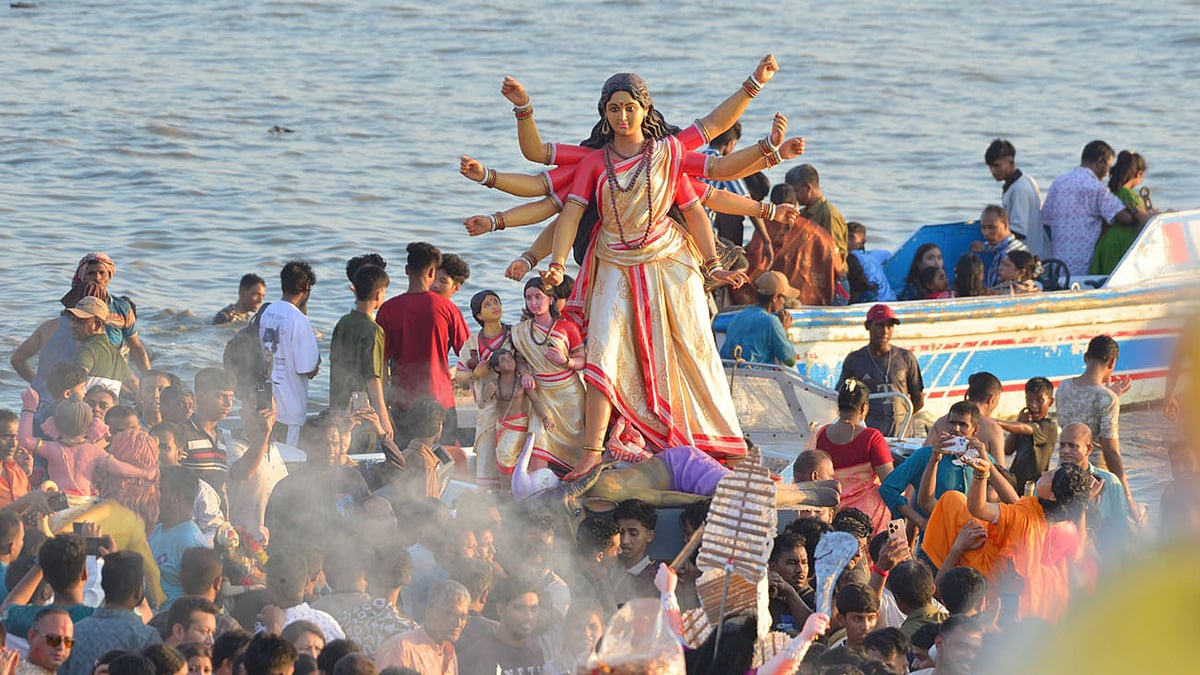 পতেঙ্গার ঢেউয়ে ভাসে প্রতিমা, বুকে বাজে বিসর্জনের ব্যথা