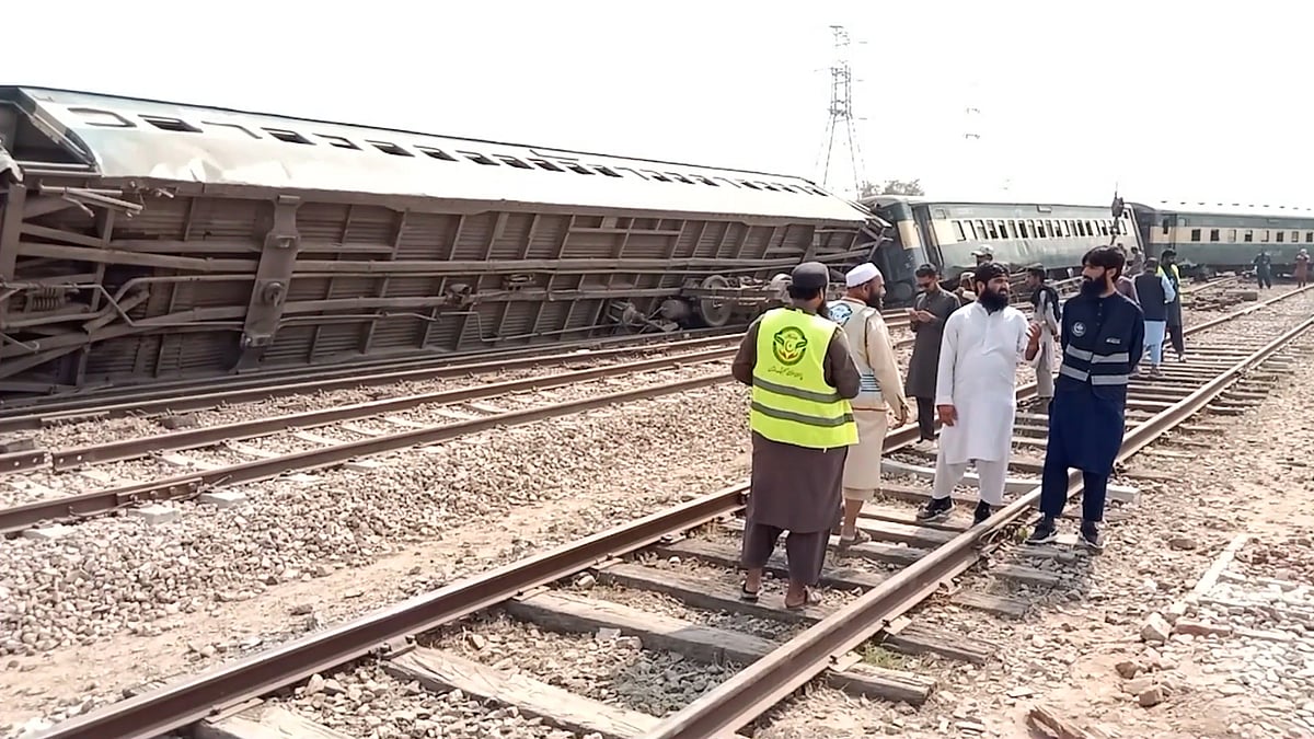 পাকিস্তানে রহমান বাবা এক্সপ্রেস লাইনচ্যুত: নিহত ৫, আহত ৩০