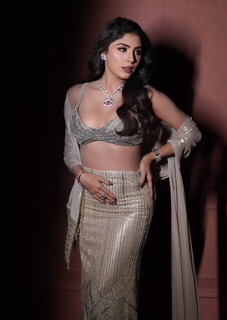 পার্টি আমেজে ফিউশন লেহেঙ্গা, দেখে নিন টালি সুন্দরীর এই লুক