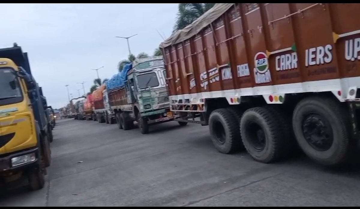পেট্রাপোলে পণ্যবাহী ট্রাকের জট, বেনাপোলে প্রবেশে বিলম্বের অভিযোগ