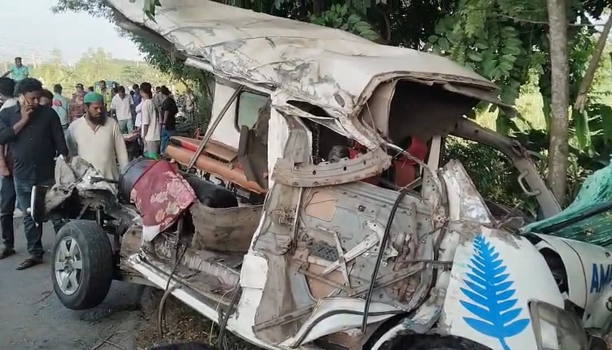প্রশিক্ষণ শেষে অ্যাম্বুলেন্স ভাড়া করে ফিরছিলেন, বাসের ধাক্কায় প্রাণ গেল ৪ স্বেচ্ছাসেবীর