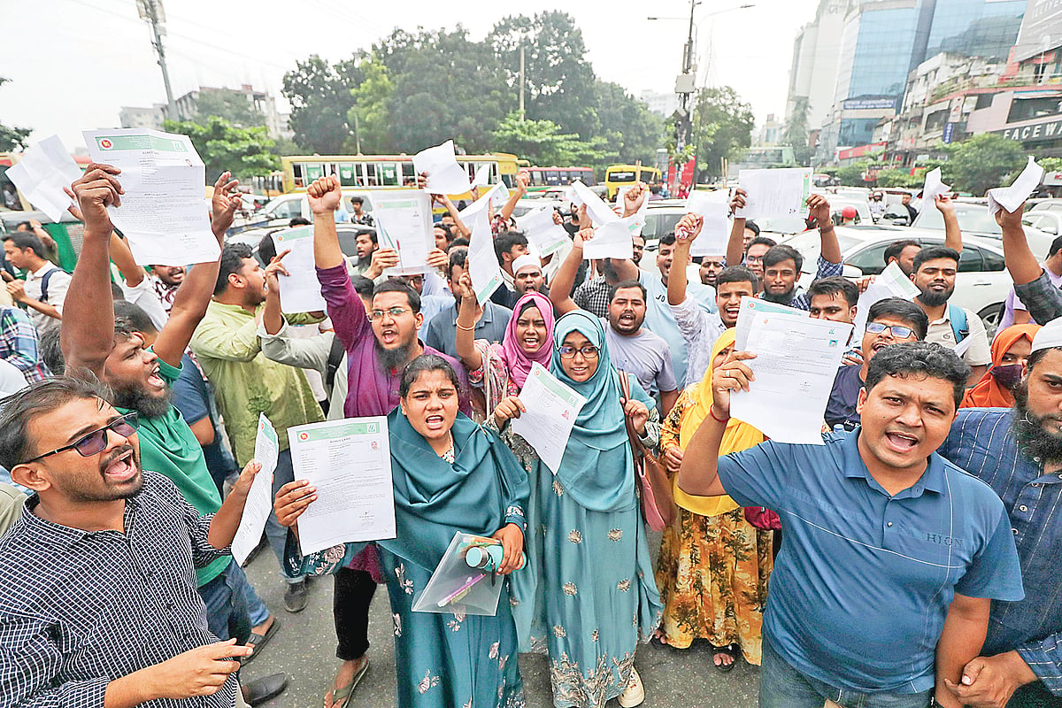 প্রশ্নপত্র ফাঁসে পরীক্ষা স্থগিত, ক্ষুব্ধ
তরুণদের সড়ক অবরোধ