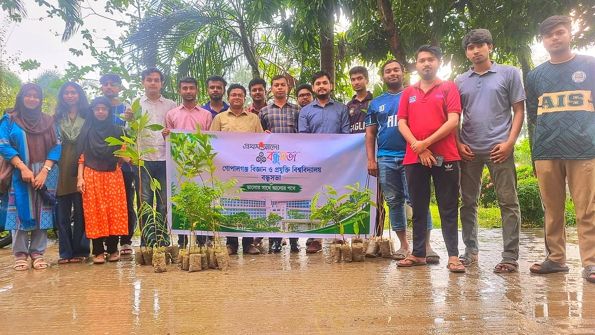 প্রিয় শিক্ষকের স্মৃতিতে বৃক্ষরোপণ