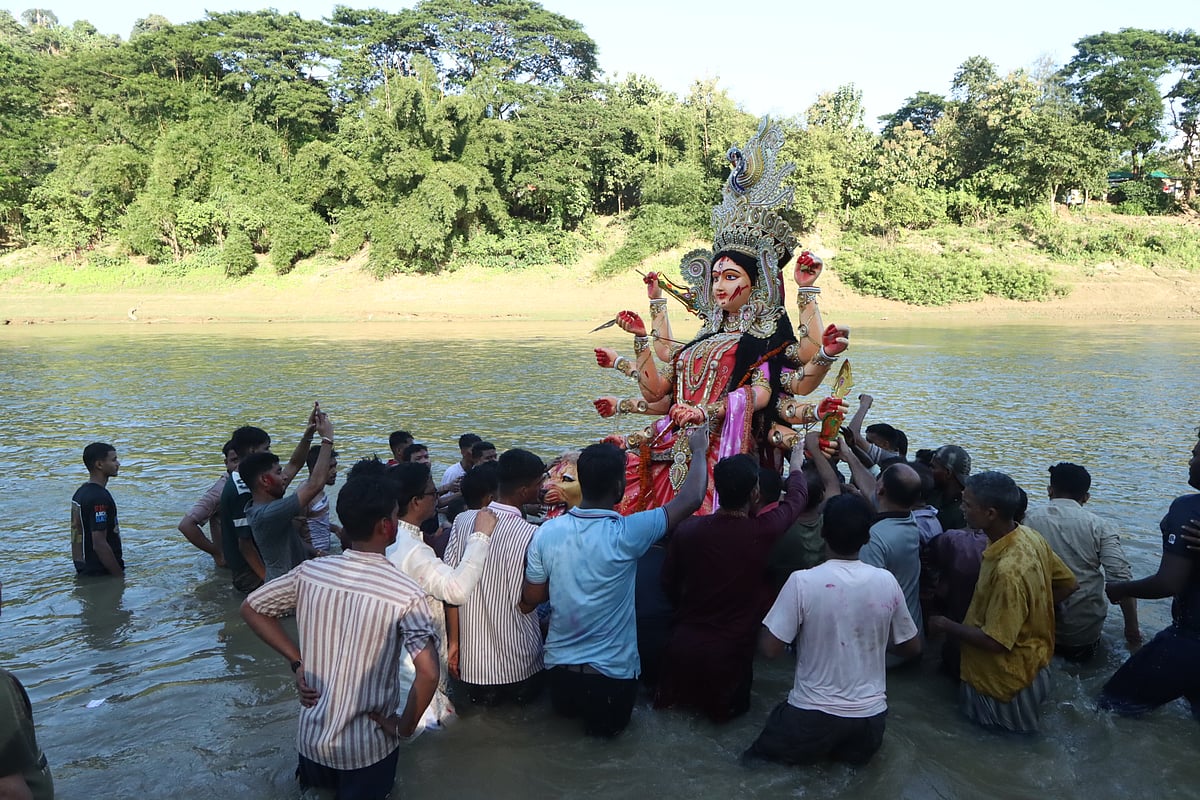 বিদায়ের সুরে প্রতিমা বিসর্জন