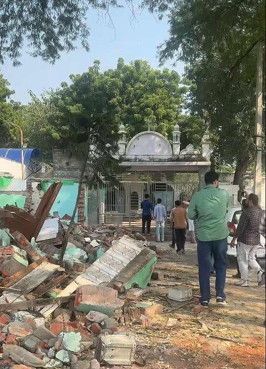 বিদ্যুৎ ও পানি বন্ধ, উচ্ছেদ-আতঙ্কের মধ্যেই দিল্লির শতবর্ষী মসজিদে জুমার নামাজ পড়লেন মুসল্লিরা