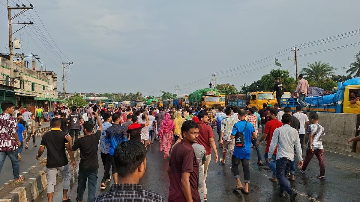 বেতন বৃদ্ধির দাবিতে তিন ঘণ্টা ঢাকা-টাঙ্গাইল মহাসড়ক অবরোধ, পুলিশের সঙ্গে শ্রমিকদের সংঘর্ষ