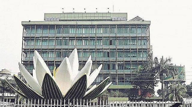 ব্যাংক বাঁচানোর ‘জরিমানা’ জনগণ দেবে, বিনিময়ে কী পাবে