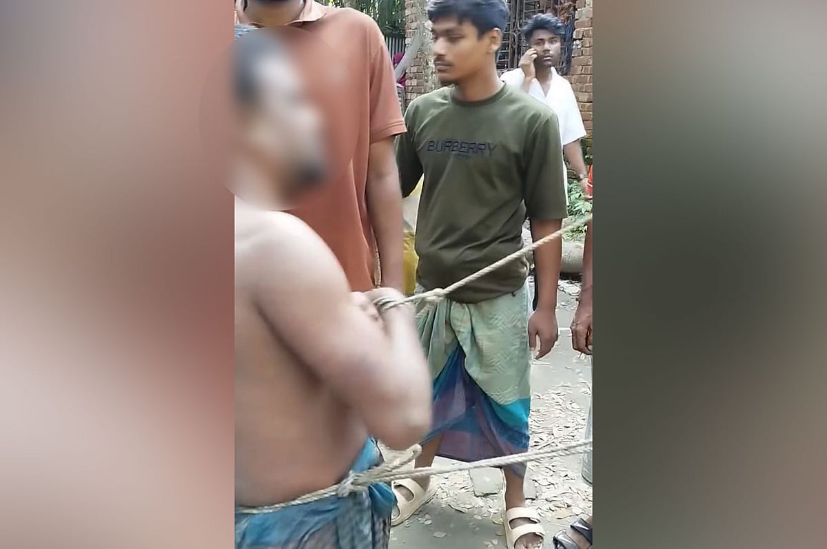ভিডিওতে দেখা যায় খুঁটির সঙ্গে বাঁধা যুবক, পরে মিলল লাশ